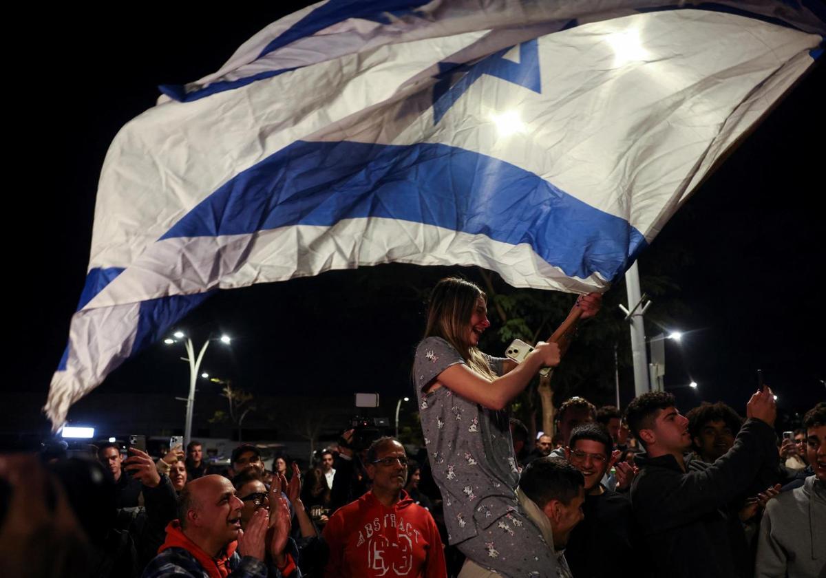 Una persona hondea una bandera israelí