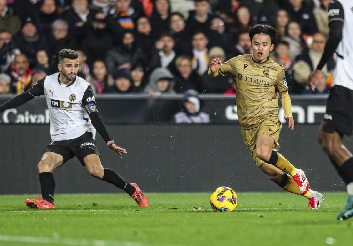 Take Kubo conduce la pelota durante el Valencia-Real Sociedad.