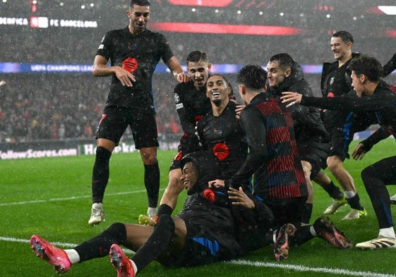 Los jugadores del Barça celebran el decisivo último gol de Raphinha.