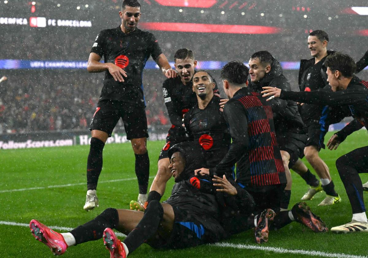 Los jugadores del Barça celebran el decisivo último gol de Raphinha.