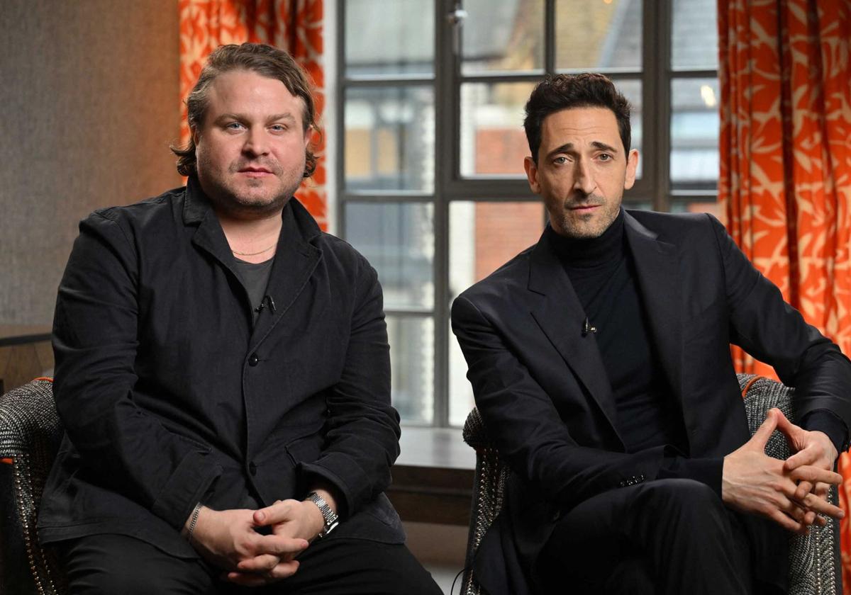 Brady Corbet y Adrien Brody, durante una entrevista en la BBC.