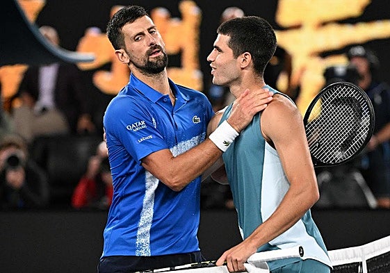 Novak Djokovic y Carlos Alcaraz se despiden al término del partido.