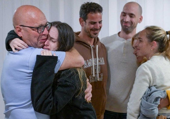 La rehén israelí Doron Steinbrecher celebra su liberación con su familia.