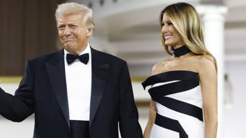 El espectacular segundo look de Melania Trump en la investidura: collar de Cenicienta y vestido de firma francesa