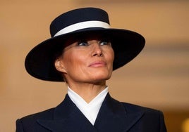 Una Melania gélida y con los ojos en sombra encabeza el clan Trump