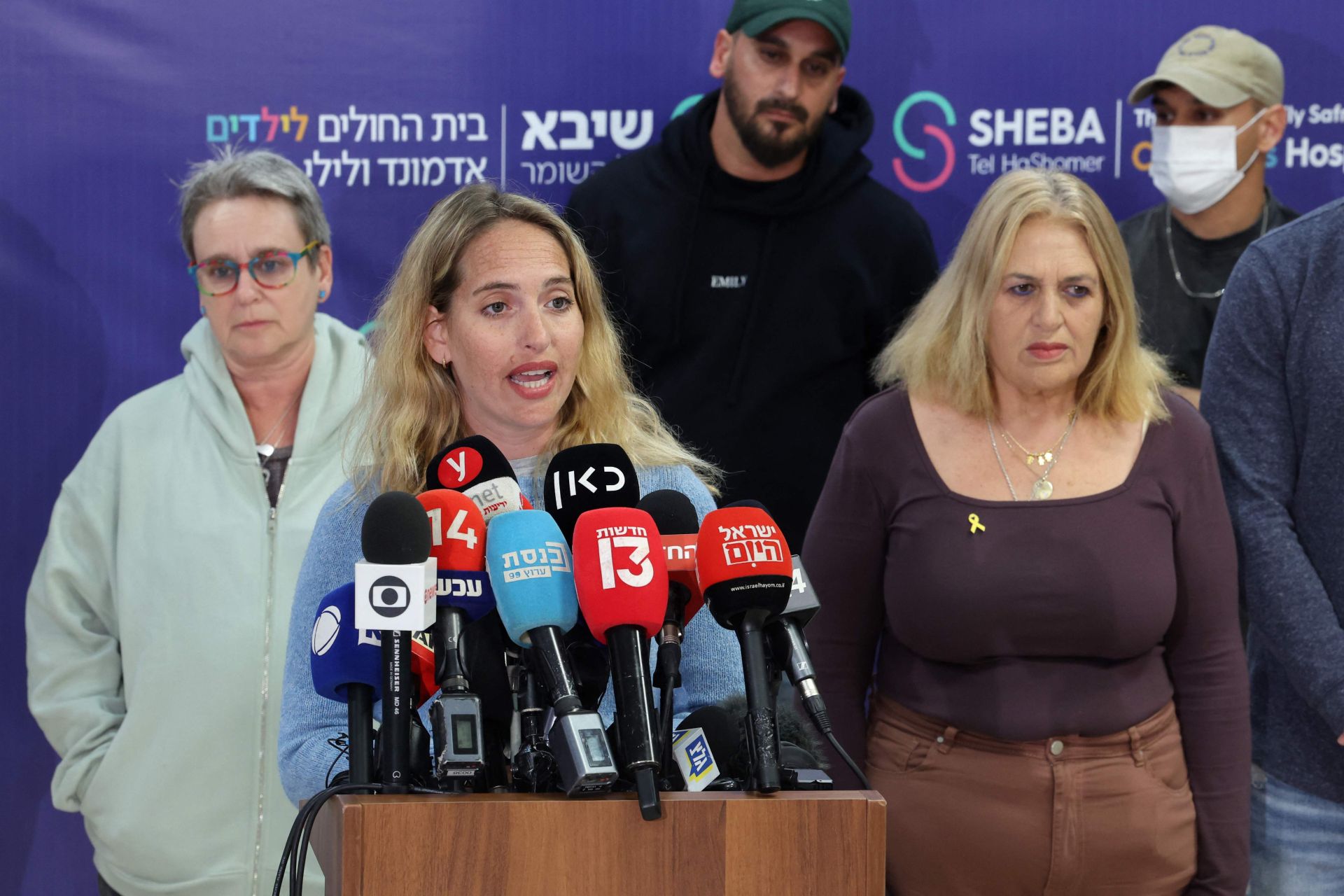 Yamit Ashkenazi, la hermana de la rehén liberada Doron Steinbracher habla en rueda de prensa en el hospital Sheba.