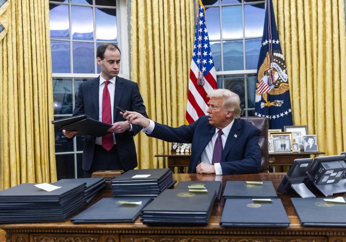 Donald Trump firma decenas de decretos en sus primeras horas en la Casa Blanca.