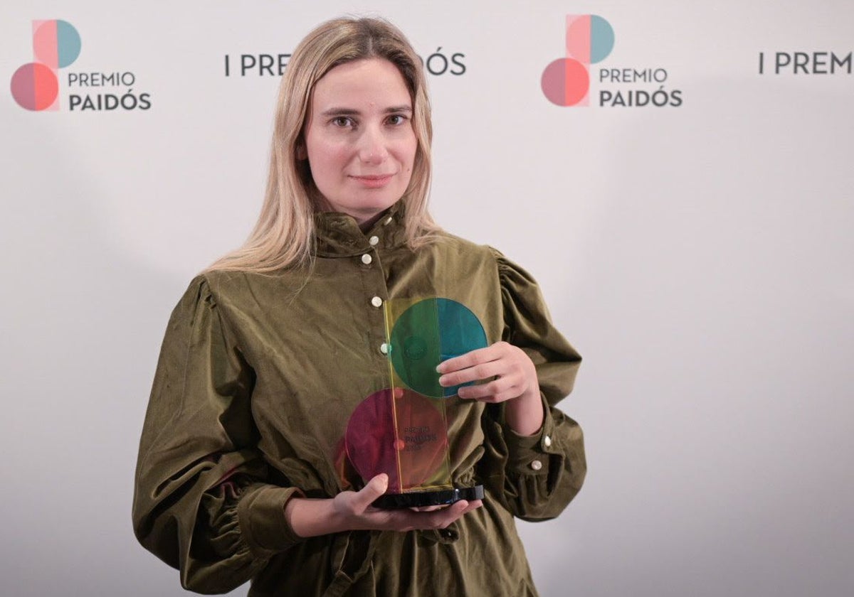 Tamara Tenenbaum con su trofeo como primera ganadora del premio Paidós.