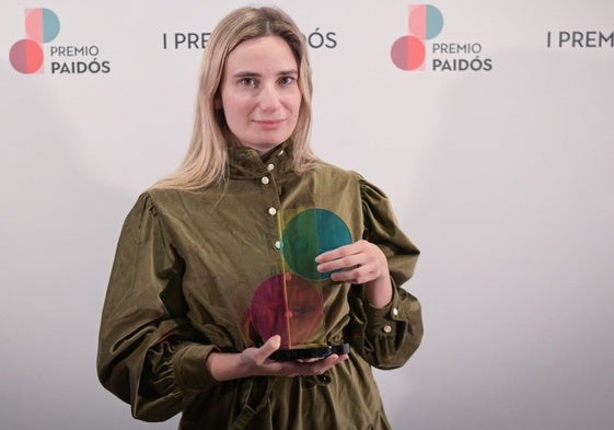 Tamara Tenenbaum con su trofeo como primera ganadora del premio Paidós.