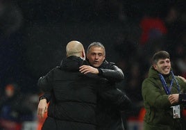 Luis Enrique abraza a Pep Guardiola antes del partido.