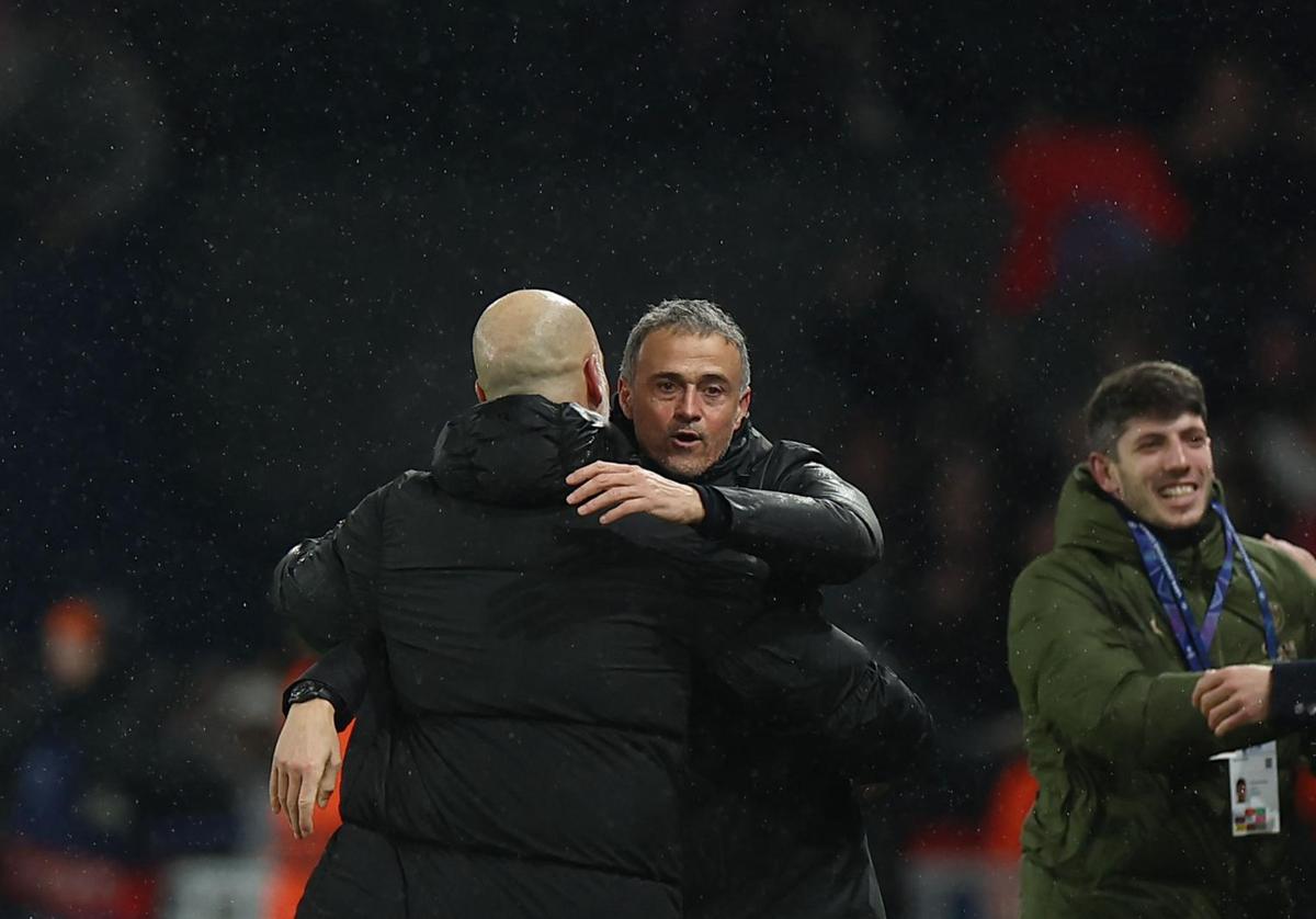 Luis Enrique abraza a Pep Guardiola antes del partido.