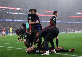 Celebración de los jugadores del Barça en Da Luz.