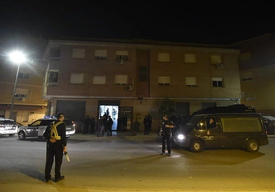 Agentes de la Policía Local de Murcia, este miércoles por la noche frente al local donde se produjo el tiroteo.