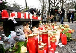 Residentes de Aschaffenburg colocan flores, velas y peluches en un memorial improvisado por las víctimas del ataque con cuchillo.