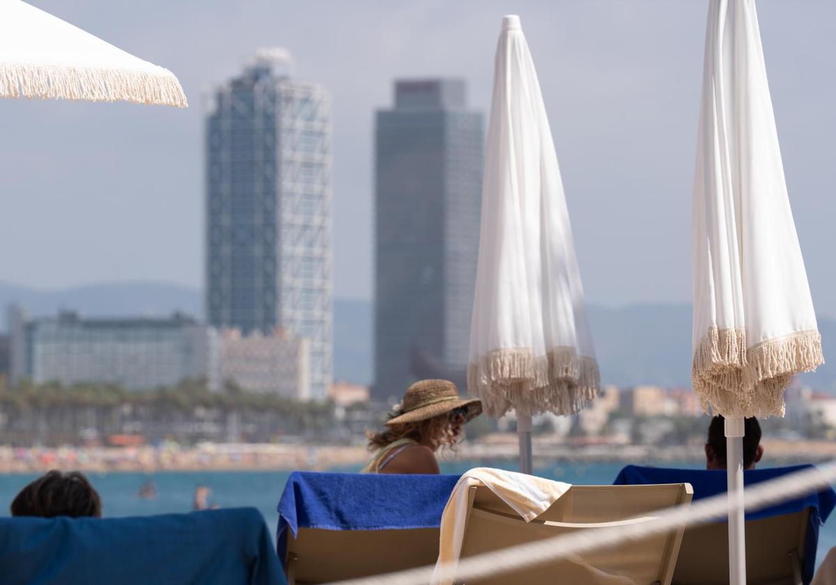 Turistas en las inmediaciones del Hotel W, a 5 de agosto de 2024, en Barcelona