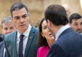 El presidente del Gobierno, Pedro Sánchez (c), en el estand de Paradores, durante su visita a la 45ª edición de la Feria Internacional del Turismo (Fitur)