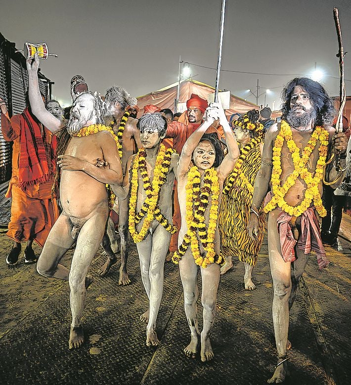 Una fraternidad de naga sadhus irrumpe en el recinto festivo.