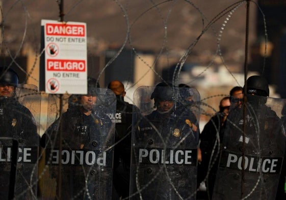 Miembros de la Oficina de Aduanas y Protección Fronteriza de EE UU en Paso del Norte.