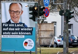 Un cartel de la campaña electoral del conservador Friedrich Merz en una calle de la localidad alemana de Erfurt.