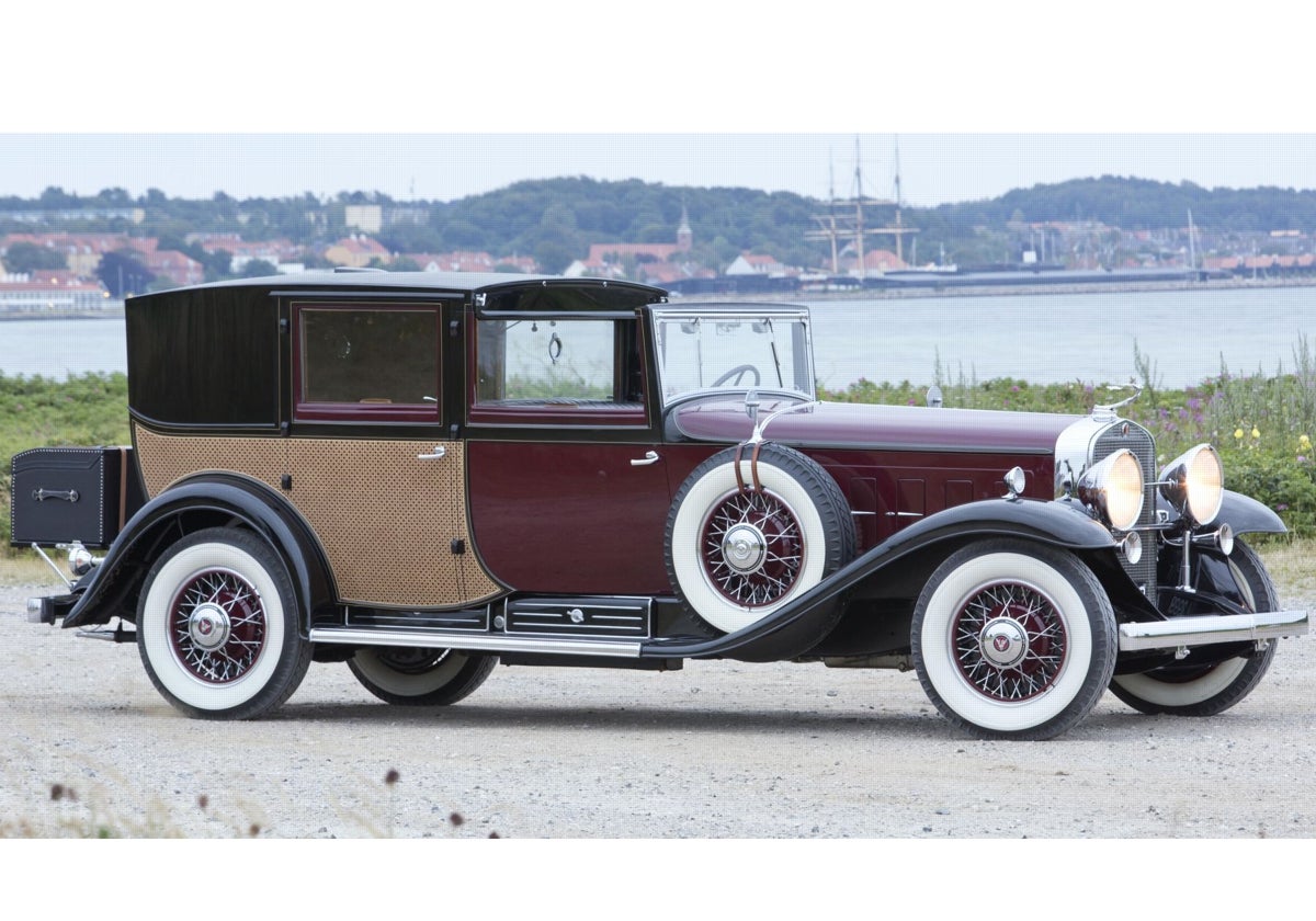 Bajo el largo capó de este Cadillac Serie 452 Town Brougham de 1931, late un fantástico V16