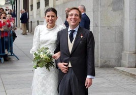 La pareja, a la salida de la iglesia el día de su boda.