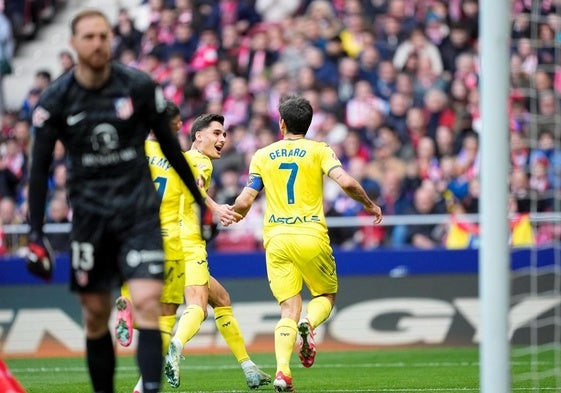 Gerard Moreno celebra su gol, de penalti, en el Metropolitano.