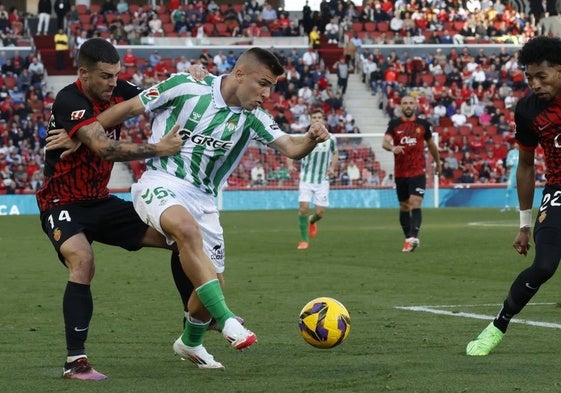 El Betis asalta Son Moix con un gol agónico de Bakambu