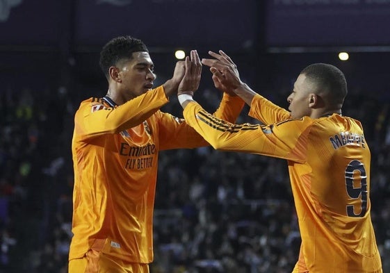 Jude Bellingham felicita a Kylian Mbappé tras uno de los goles del francés en Valladolid.