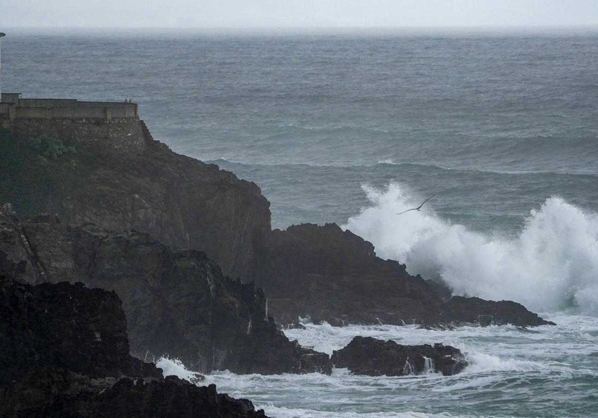 Waves crash in the Entreplayas area, in Tapia de Casariego.