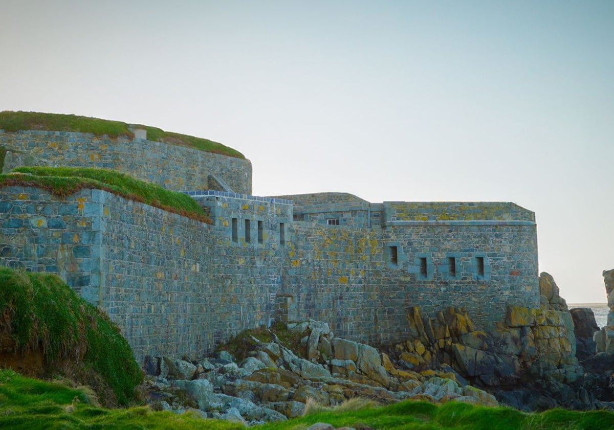 Imagen principal - Fort Clonque. Agustín Martínez en otro enclave de Alderney con construcciones defensivas nazis y la placa de homenje a las víctimas españolas.