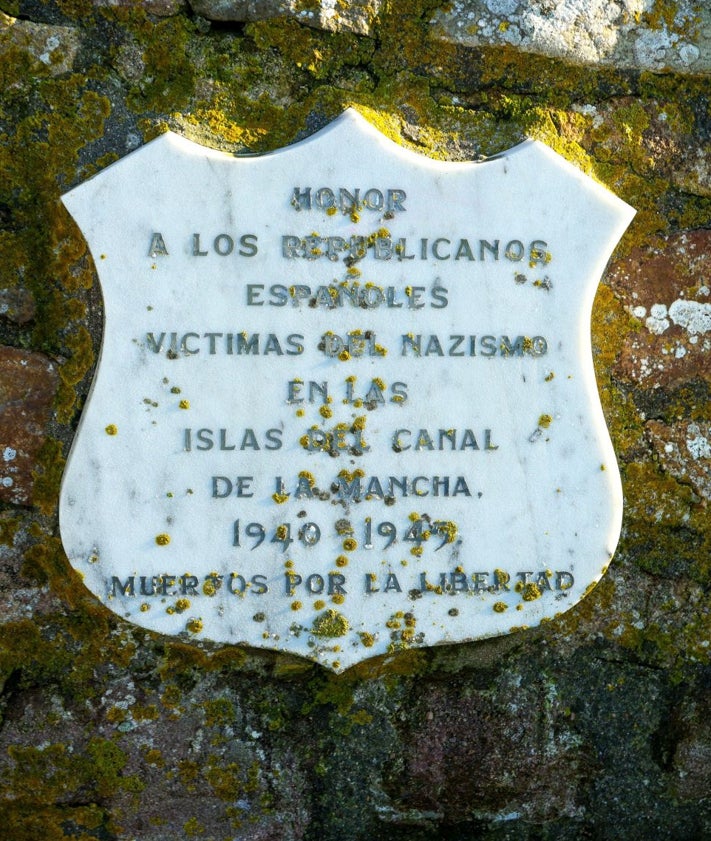 Imagen secundaria 2 - Fort Clonque. Agustín Martínez en otro enclave de Alderney con construcciones defensivas nazis y la placa de homenje a las víctimas españolas.