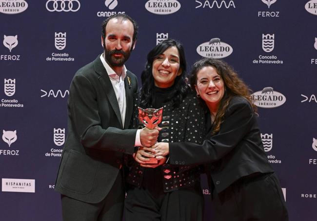 La directora Alauda Ruiz de Azúa entre Eduard Sola y Júlia de Paz, guionistas de la serie 'Querer'.