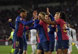 Los jugadores del Barça celebran uno de los goles.