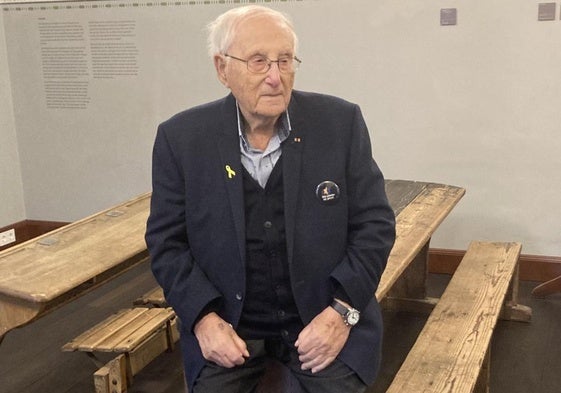 Albrecht Weinberg, superviviente de Auschwitz, en la Escuela Judía de Leer (Alemania) donde estudió de crío.