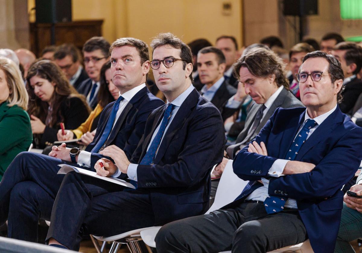 El ministro de Economía, Comercio y Empresa, Carlos Cuerpo, y el presidente del a CEOE, Antonio Garamendi, en un acto en el Palacio de la Bolsa de Madrid