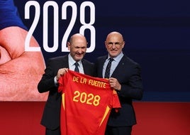 Rafael Louzán y Luis de la Fuente, durante el acto en el que se escenificó la renovación del seleccionador español.