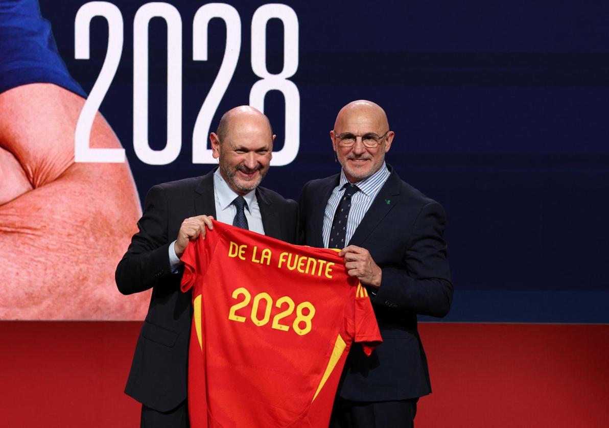 Rafael Louzán y Luis de la Fuente, durante el acto en el que se escenificó la renovación del seleccionador español.