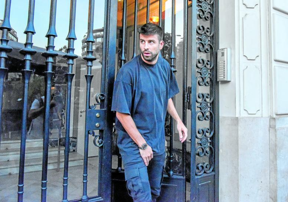 Gerard Piqué saliendo de un portal