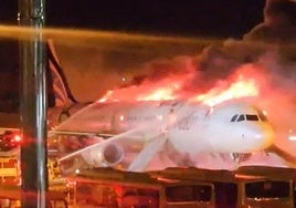 Los Bomberos consiguieron extinguir en una hora las llamas, que se extendieron por todo el fuselaje del Airbus A321-200.