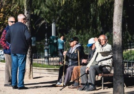 Varios jubilados en un parque.