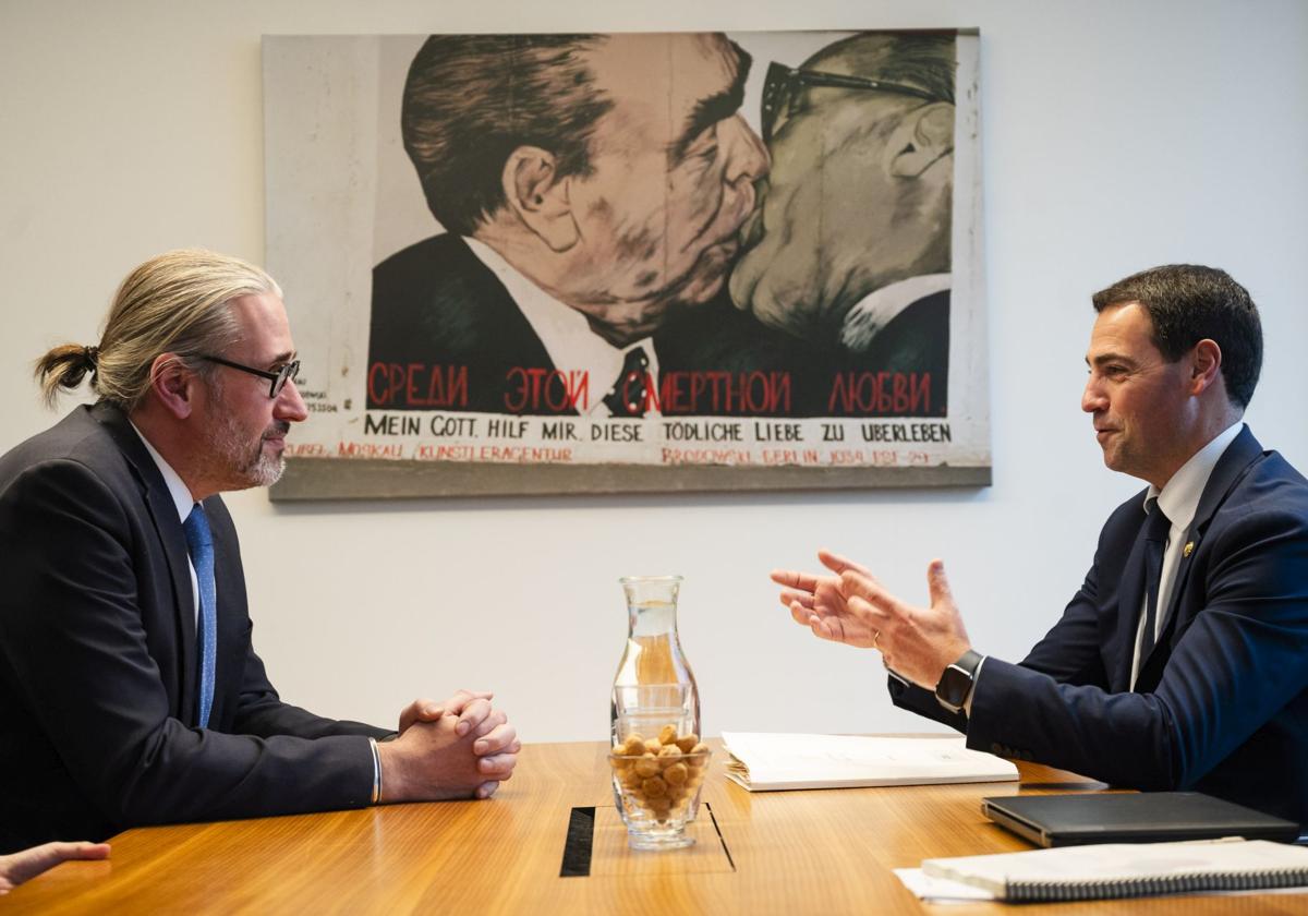 El lehendakari, Imanol Pradales, charla con el vicepresidente del Parlamento Europeo, Martin Hojsik, en Bruselas.