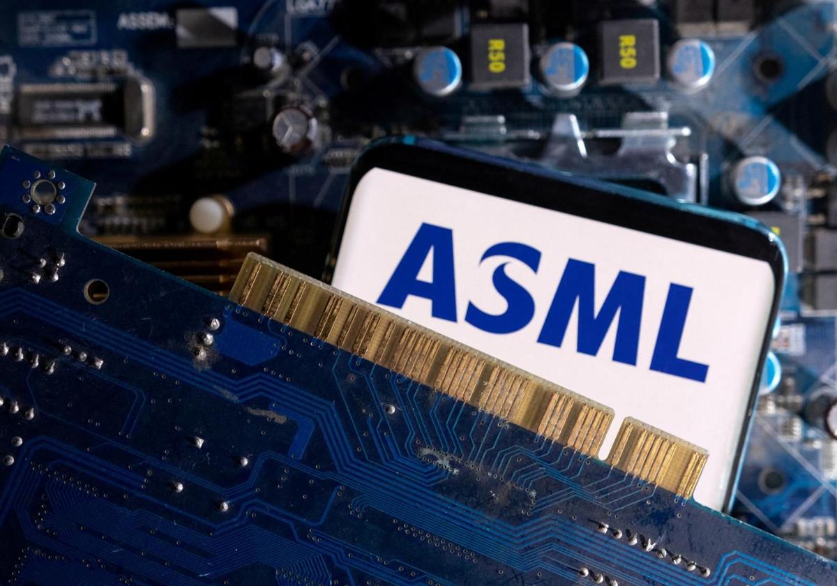 Un smartphone con el logotipo de la empresa de semiconductores ASML.