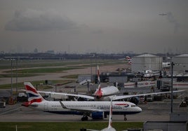 Un avión de pasajeros se acerca a una pista del aeropuerto de Heathrow.