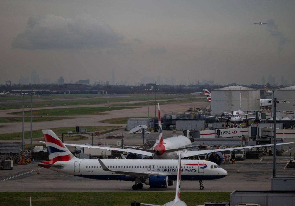 Un avión de pasajeros se acerca a una pista del aeropuerto de Heathrow.