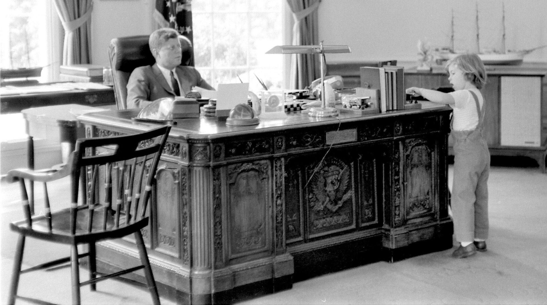 Caroline Kennedy en el Despacho Oval junto a su padre.