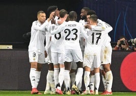 Los jugadores del Real Madrid celebran el primer gol marcado por Rodrygo.