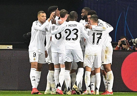 Los jugadores del Real Madrid celebran el primer gol marcado por Rodrygo.