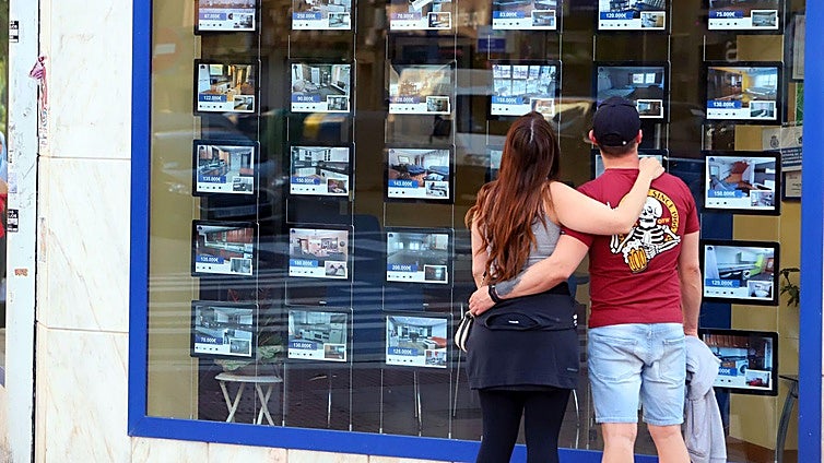 El 87% de los jóvenes emancipados comparte piso y el 70% vive de alquiler