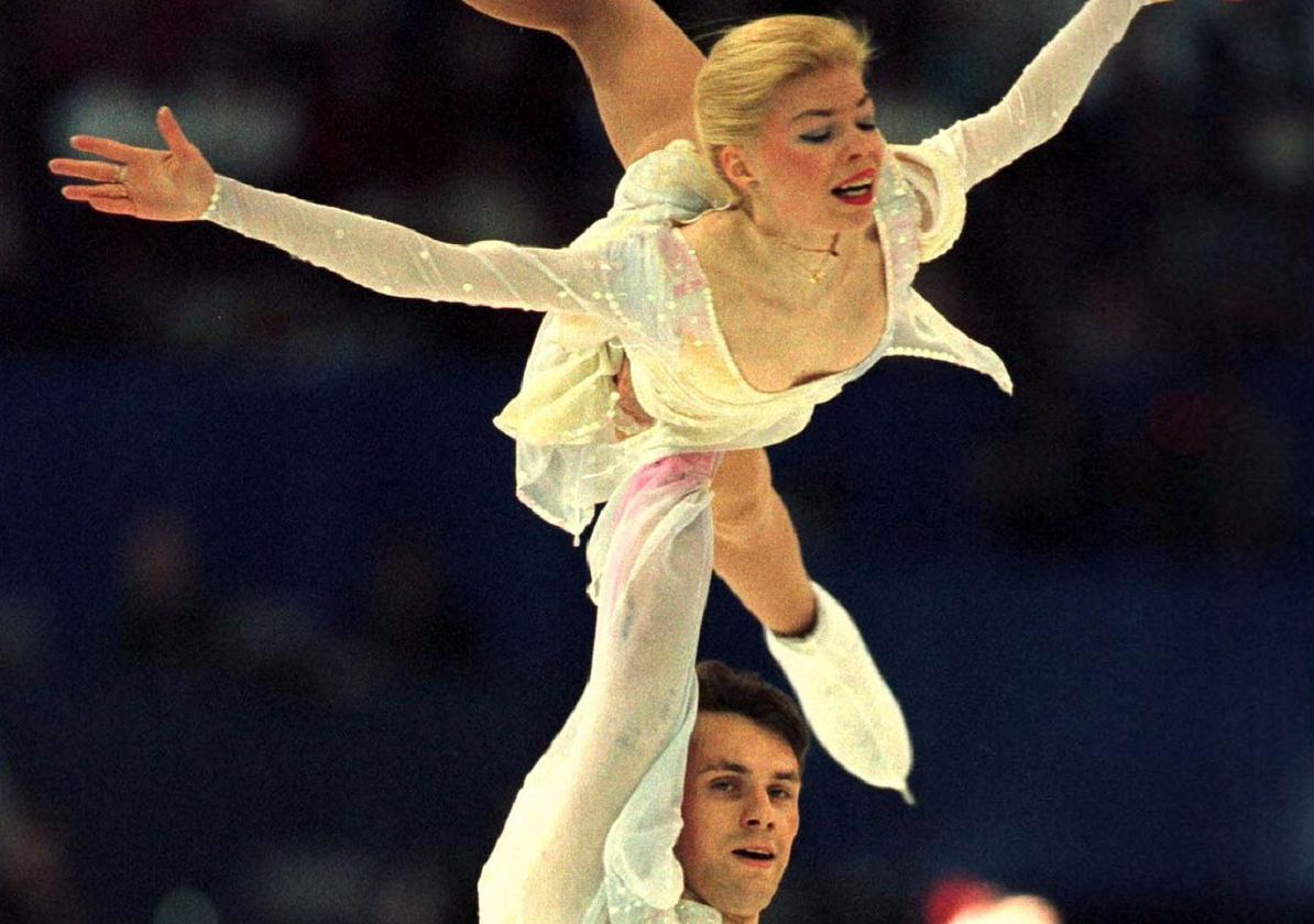 Evguenia Shishkova y Vadim Naumov, campeones mundiales en 1994, figuraban en la lista de pasajeros.