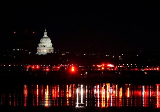 Los servicios de emergencia buscan a las víctimas del accidente aérero en el río Potomac de Washington.